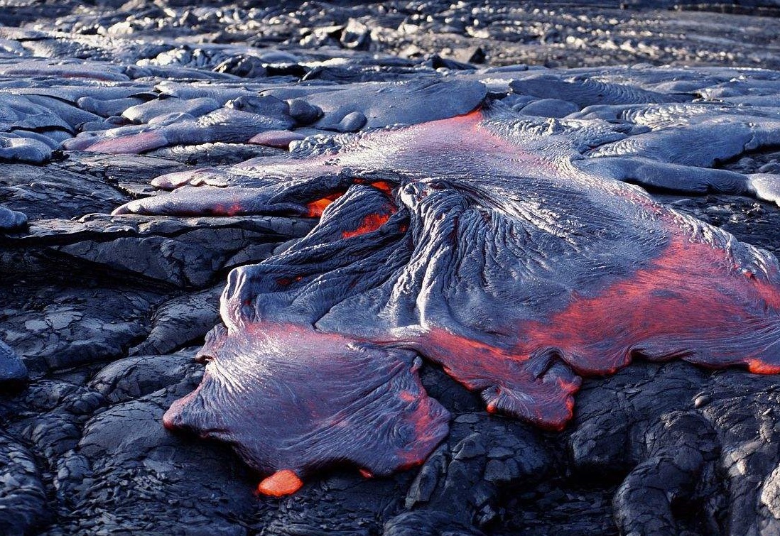 它是熔岩流动过程中,表层首先冷却凝固成壳,而未发生显著破碎形成的.