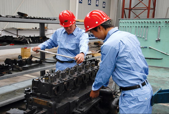 设备等对工程机械主机,总成件及主要零配件进行诊断,维修和保养的人员