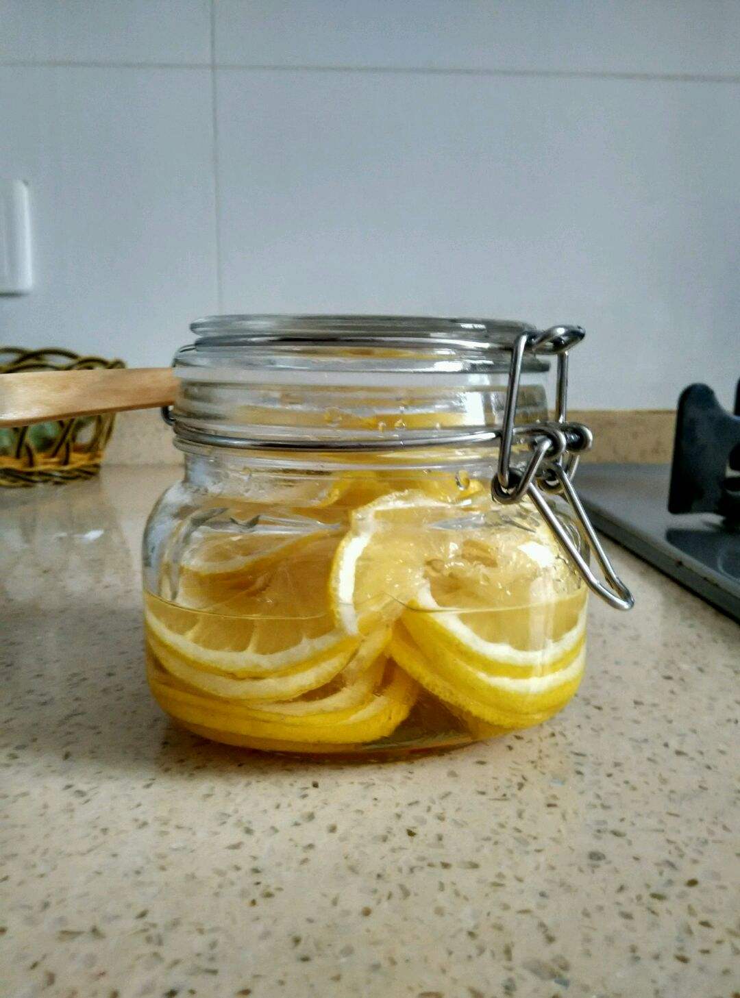 因为蜂蜜柠檬水有美容养颜的功效,蜂蜜腌柠檬是很多美女吃柠檬的一种