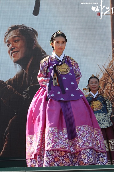  p>《马医》是由韩国mbc出品的古装爱情剧,根据朝鲜历史上真实人物