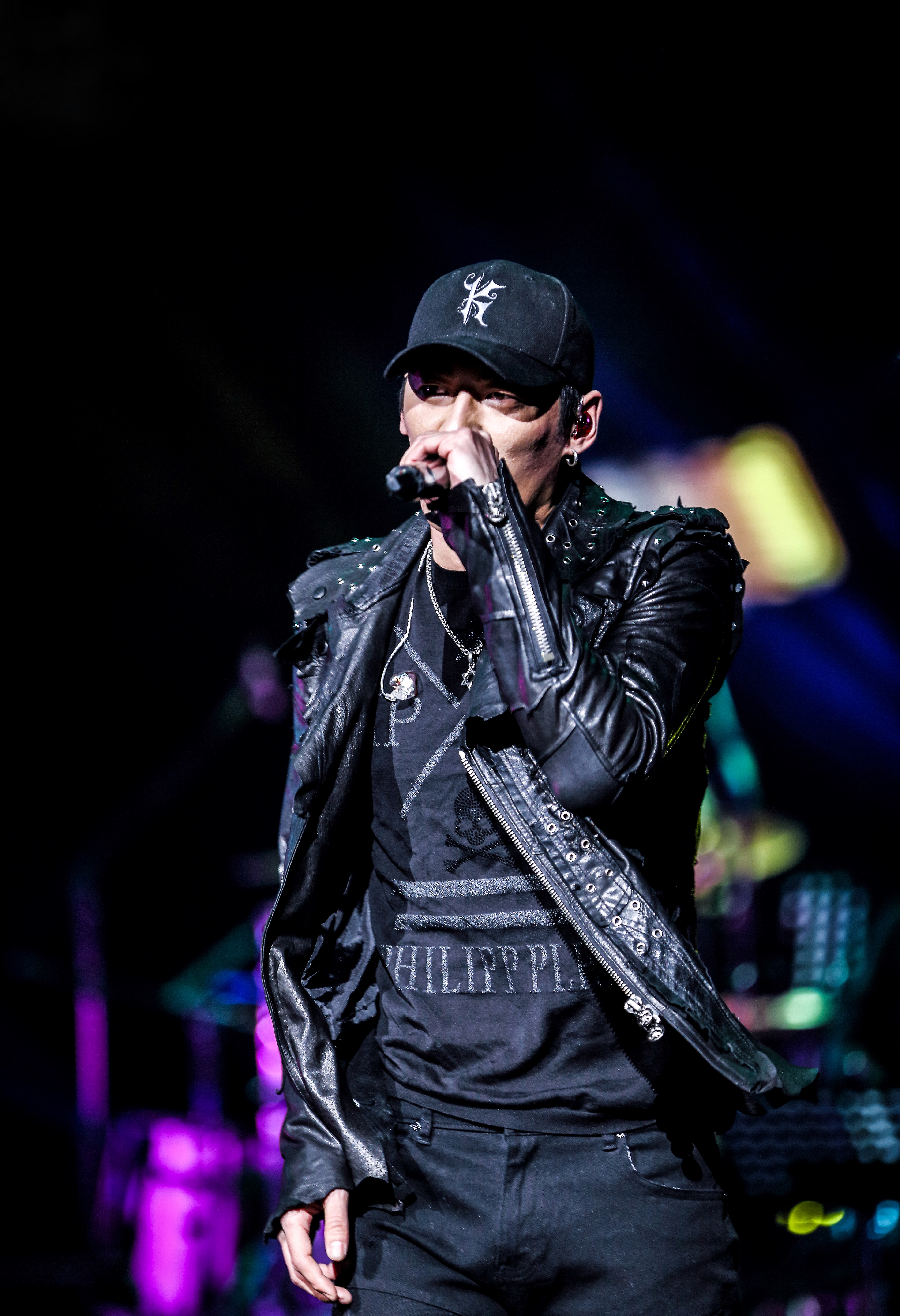 1980年3月26日出生于内蒙古自治区乌兰浩特市,中国内地摇滚男歌手