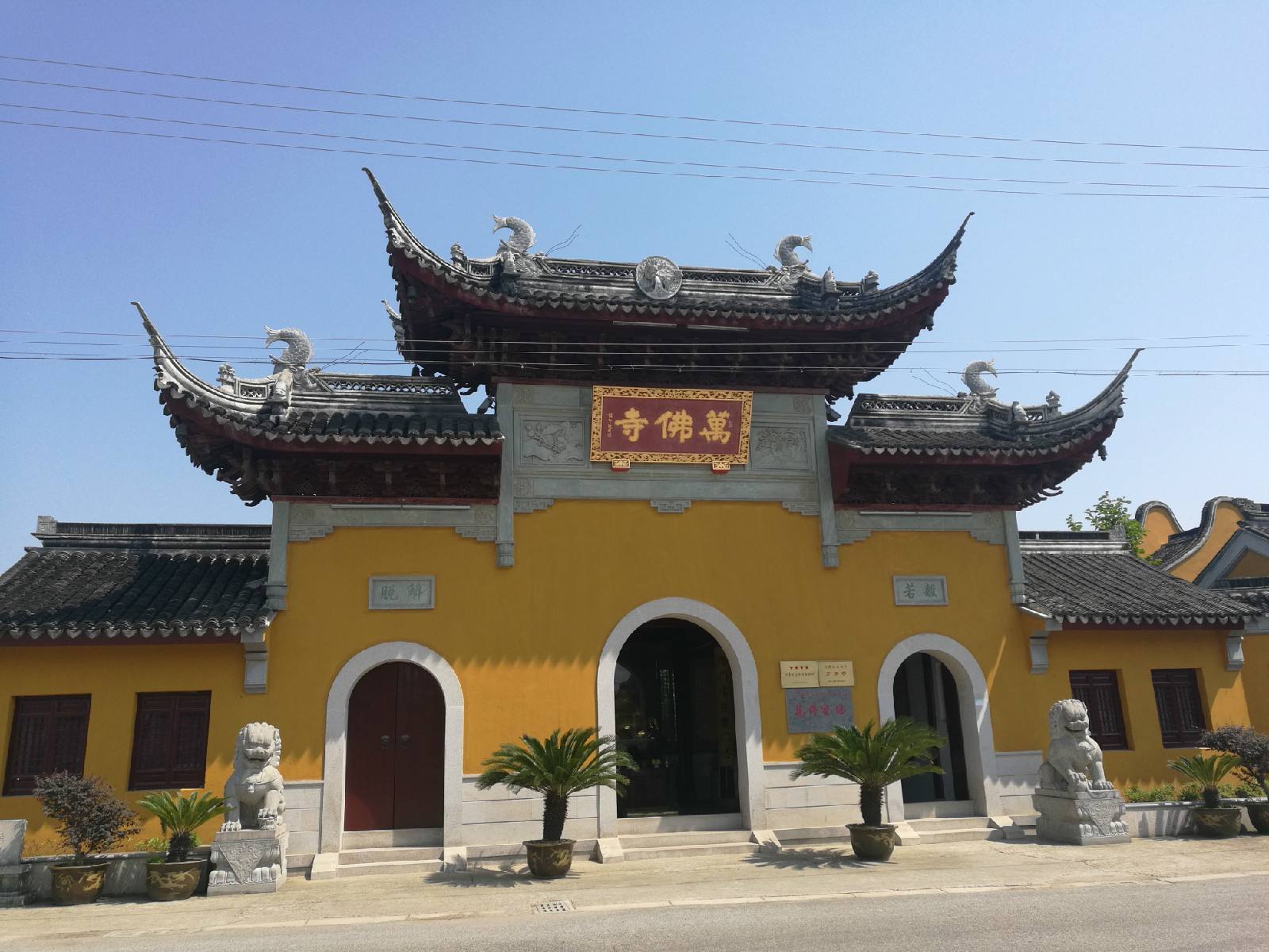  p data-id="gnwn92c7p0">万佛寺是位于江苏省苏州市高新区镇湖镇西泾