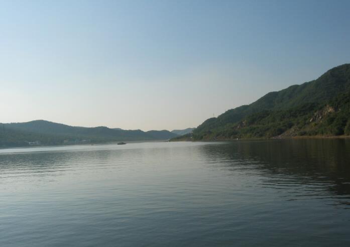 西泉眼水库是阿城的备用水源,环境优美,没有任何污染源.