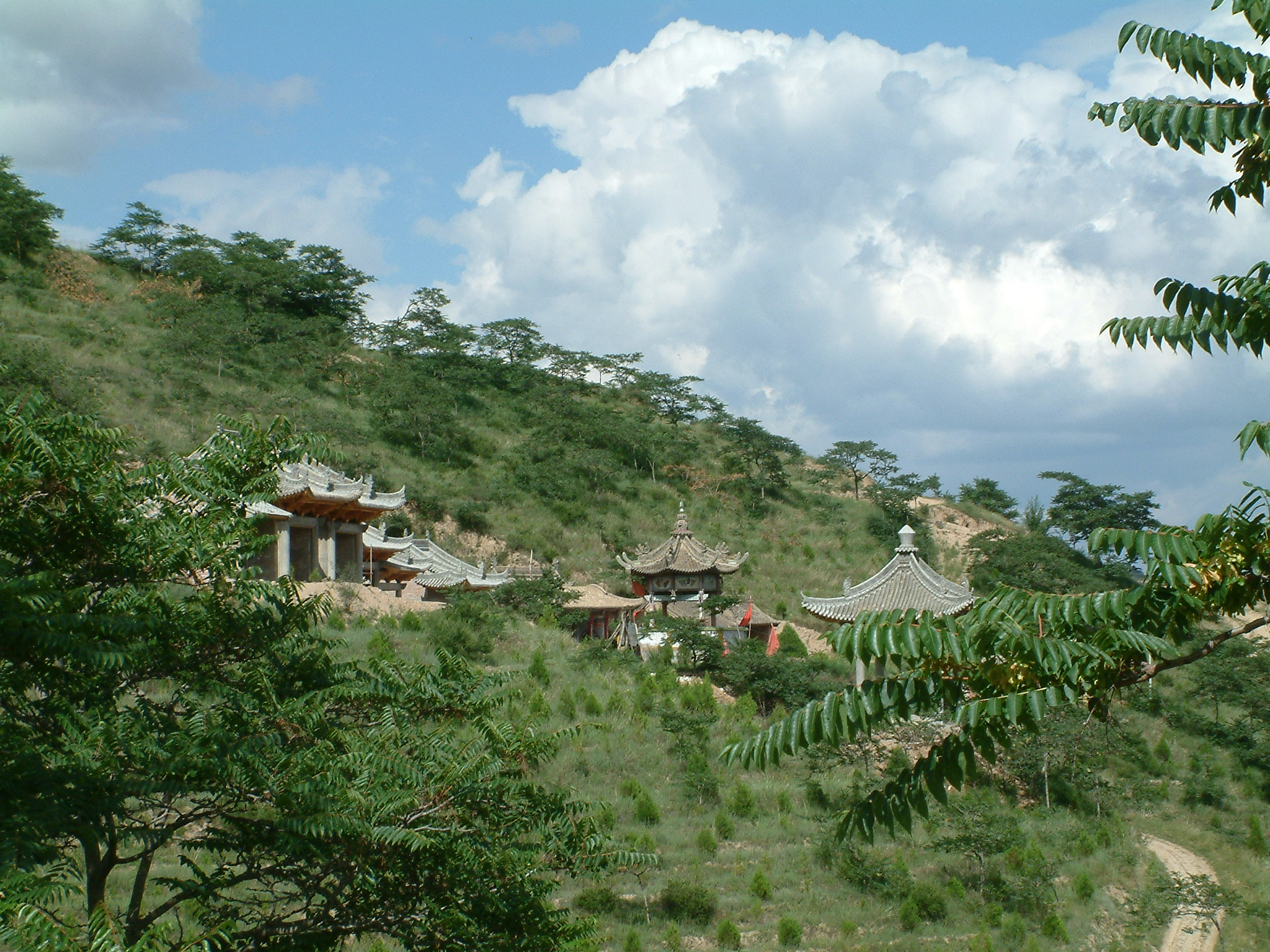 位于甘肃省静宁县八里乡,海拔 1998米 ,属祁家大山余脉,是旅游,避暑的