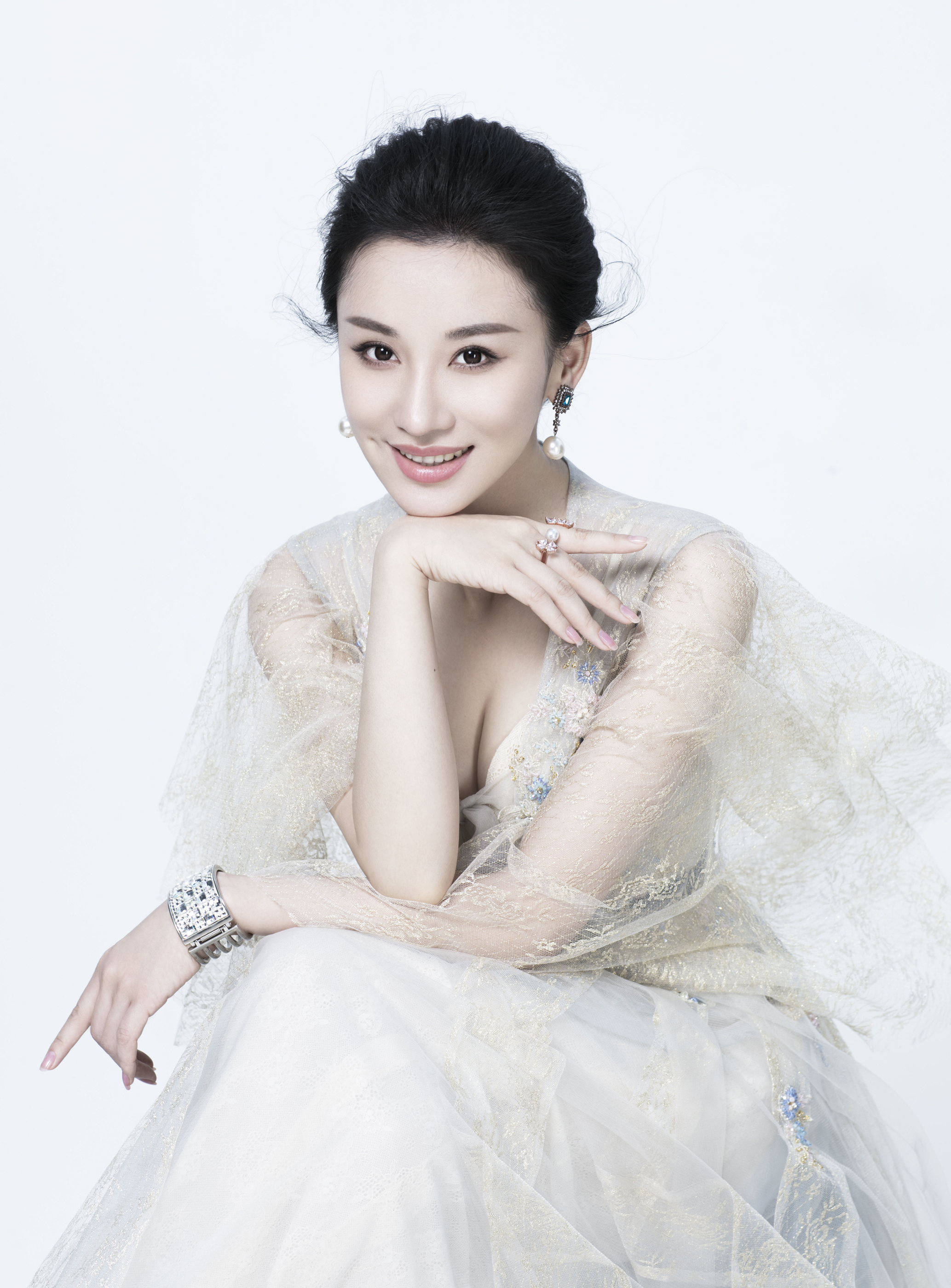 朱子岩,原名朱泠谛,1985年12月29日出生于贵州省贵阳市,中国内地女