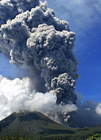  p>洛孔火山位于 a target="_blank" href="/item/北苏拉威西省