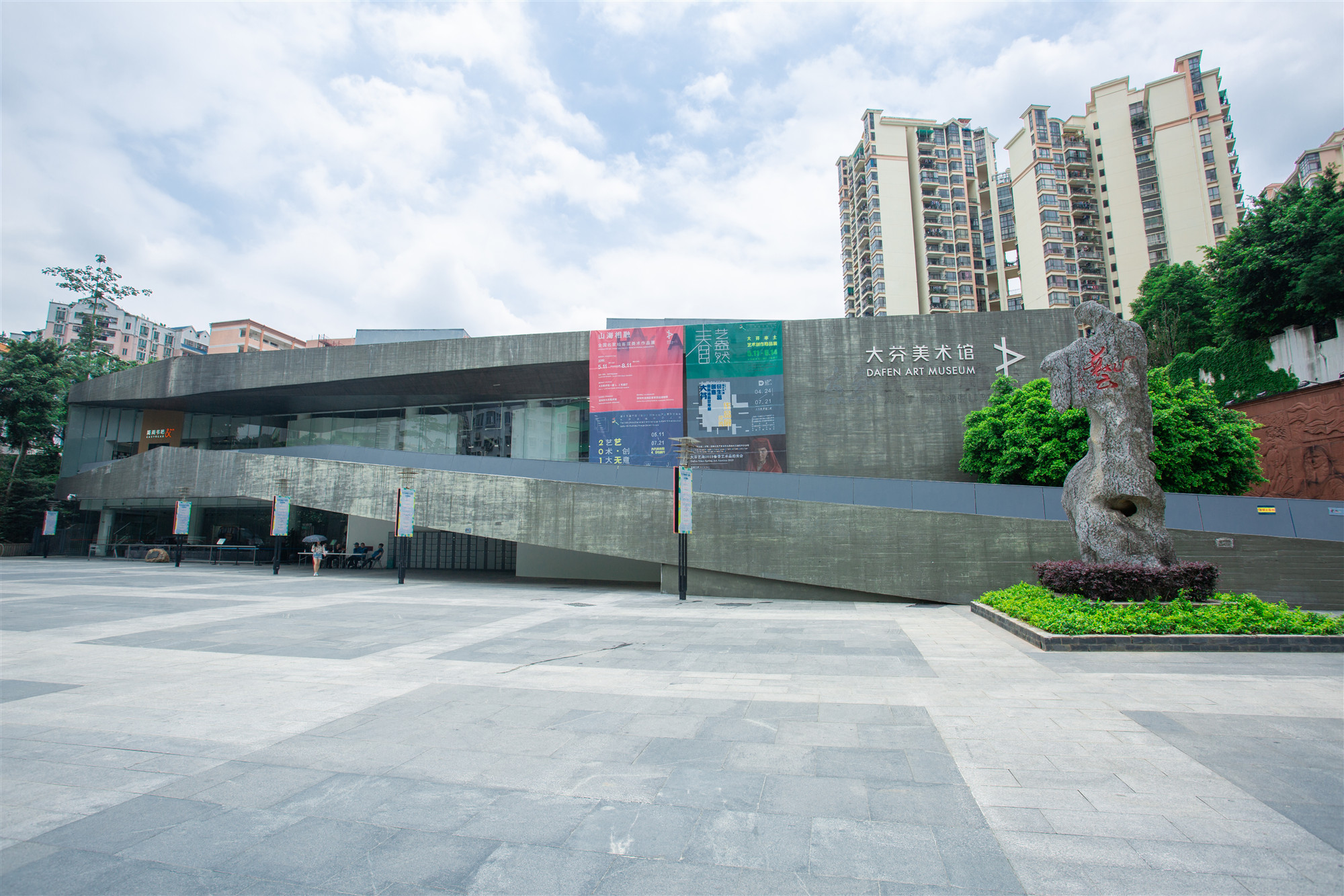  p data-id="gnbiqkns9b"> 大芬美术馆建于2007年,坐落在深圳市大芬