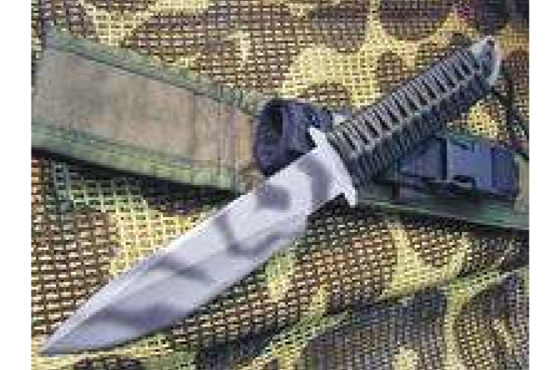 另一把最常被用来测试的刀款,更可说是strider矛型刀款的经典代表作