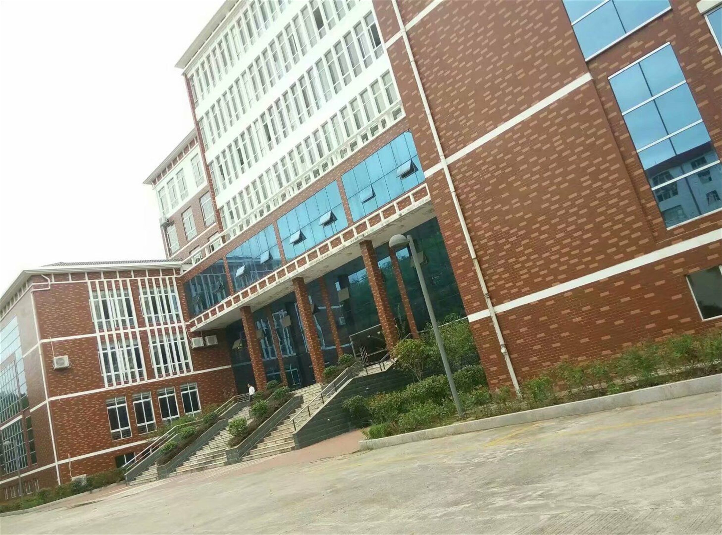  p>瑞金第一中学,是一所历史悠久,颇有影响的 b>江西省首批优秀重点