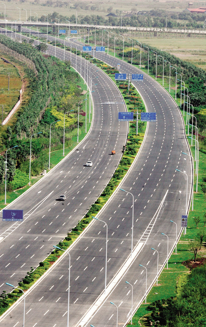 天津大道为连接中心市区和滨海新区的快速