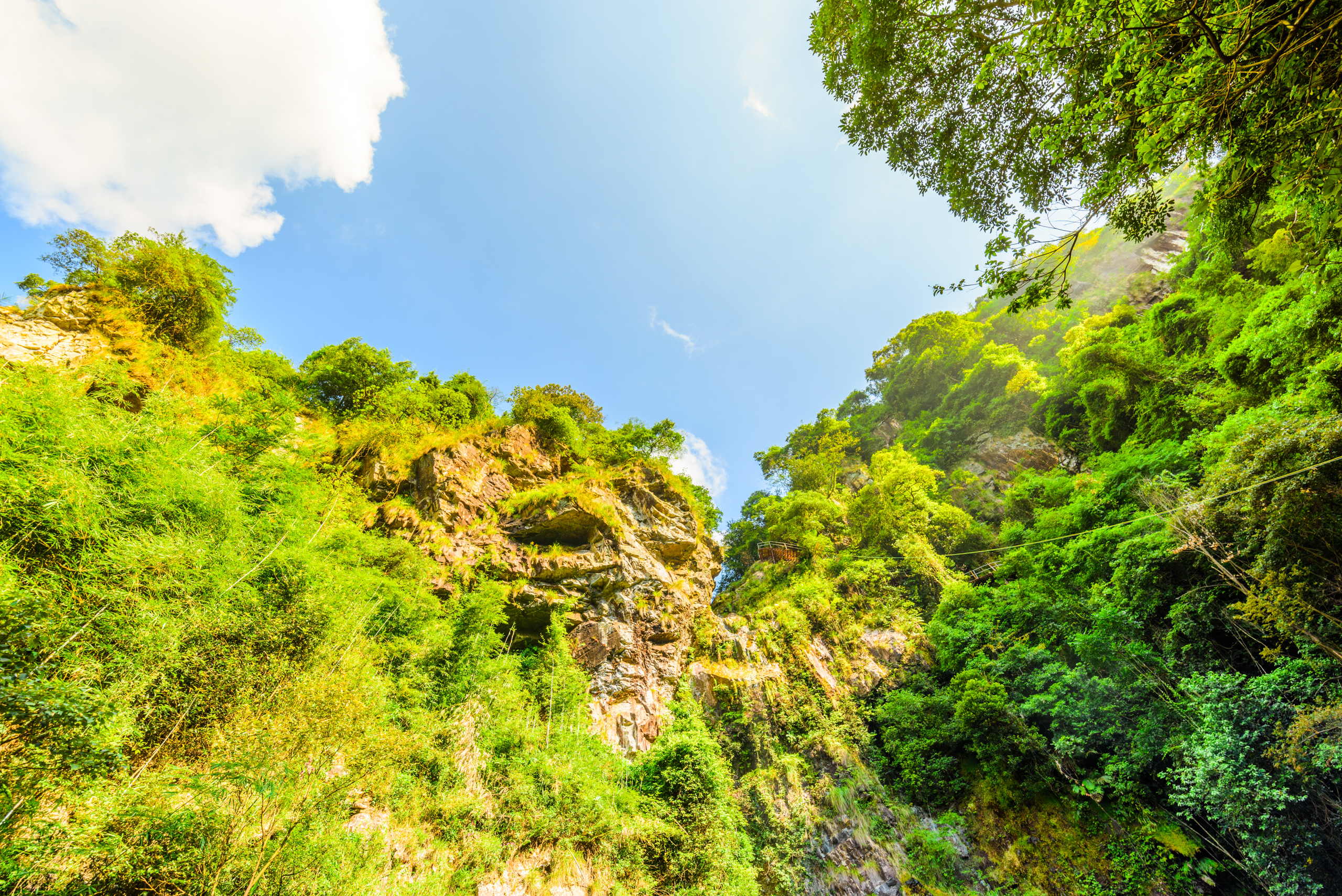  p>天门沟景区地处广东省英德市石牯塘镇八宝山(古称尧山),属于355
