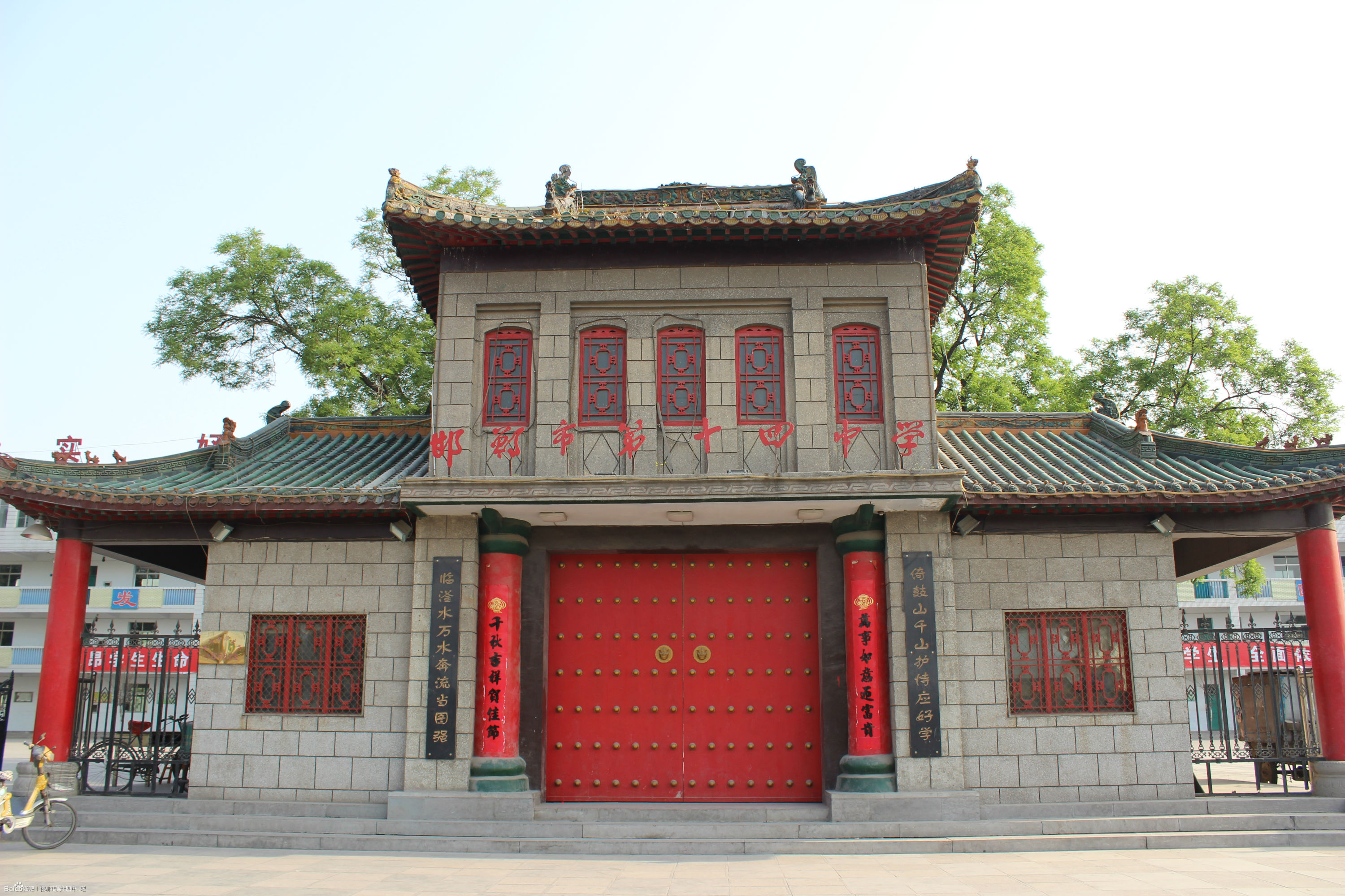 93万平方米,分教学区,工厂区,生活区和运动场.