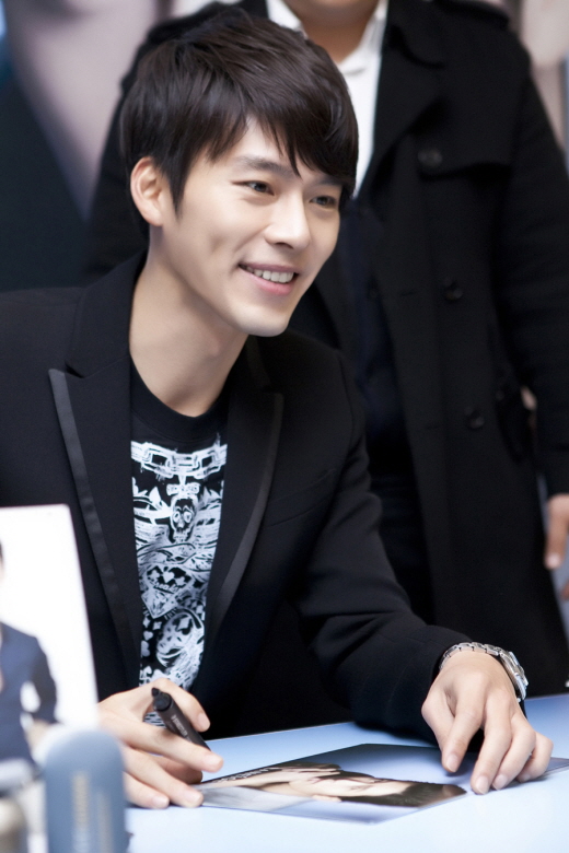  p>玄彬(hyun bin),本名"金泰坪",1982年9月25日出生于韩国首尔特别市