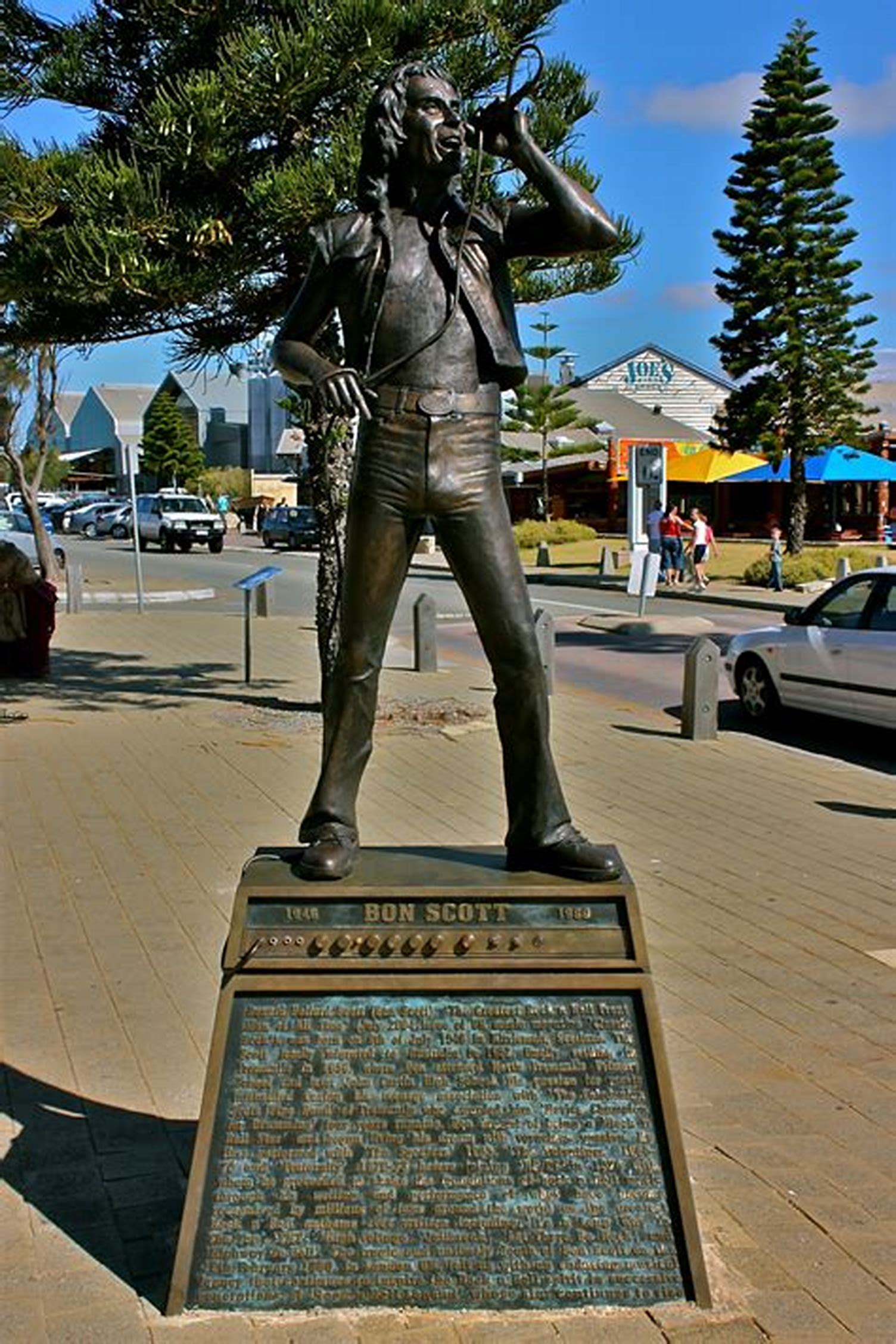  p>邦·斯科特(ronald belford "bon" scott),1946年7月9日出生于