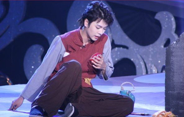 原名徐垚,1983年4月17日出生于山东省济南市,中国内地男演员,毕业于 a