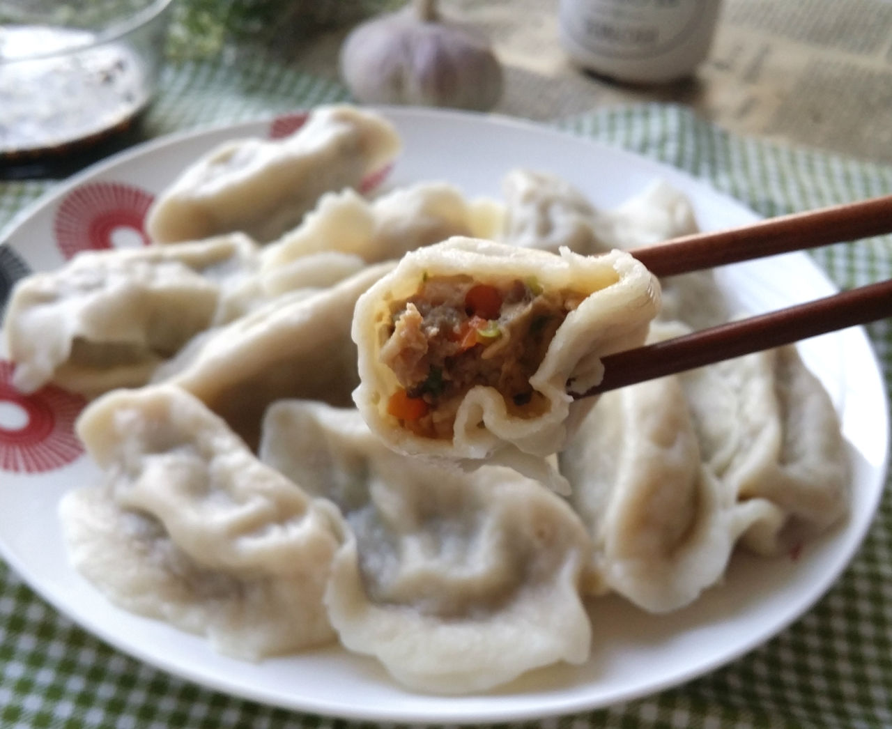 制作原料主要有猪肉馅,香菇,饺子皮等