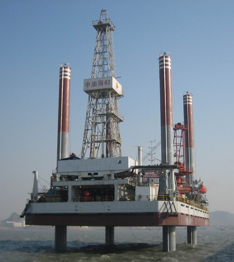  p>坐底式钻井平台(submersible drilling platform)又叫钻驳或插桩钻