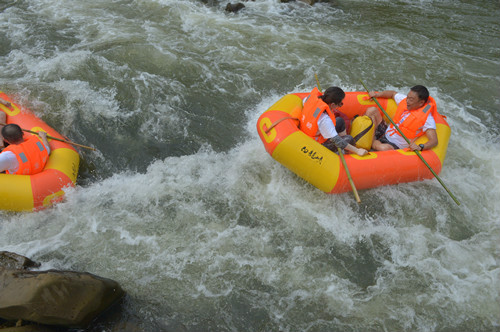  p> b>白龙峡 /b>以深山峡谷漂流为特色,全长6公里,全程总落差100米