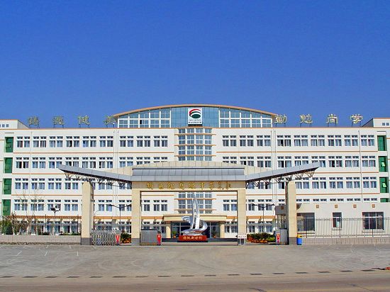 ">秦皇岛市人民政府 /a>在2000年3月投资建设的一所国办寄宿制高中