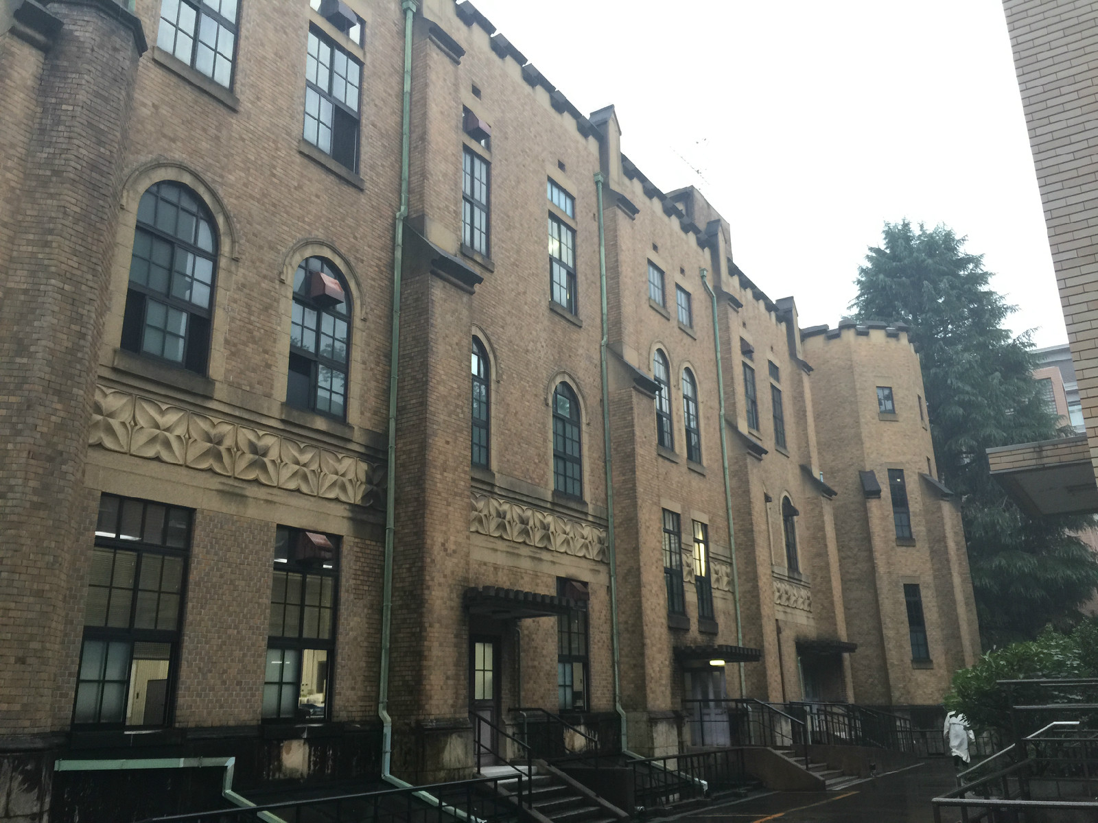  p>庆应义塾大学(keio university),亦称庆应大学,简称庆大(けいだい)