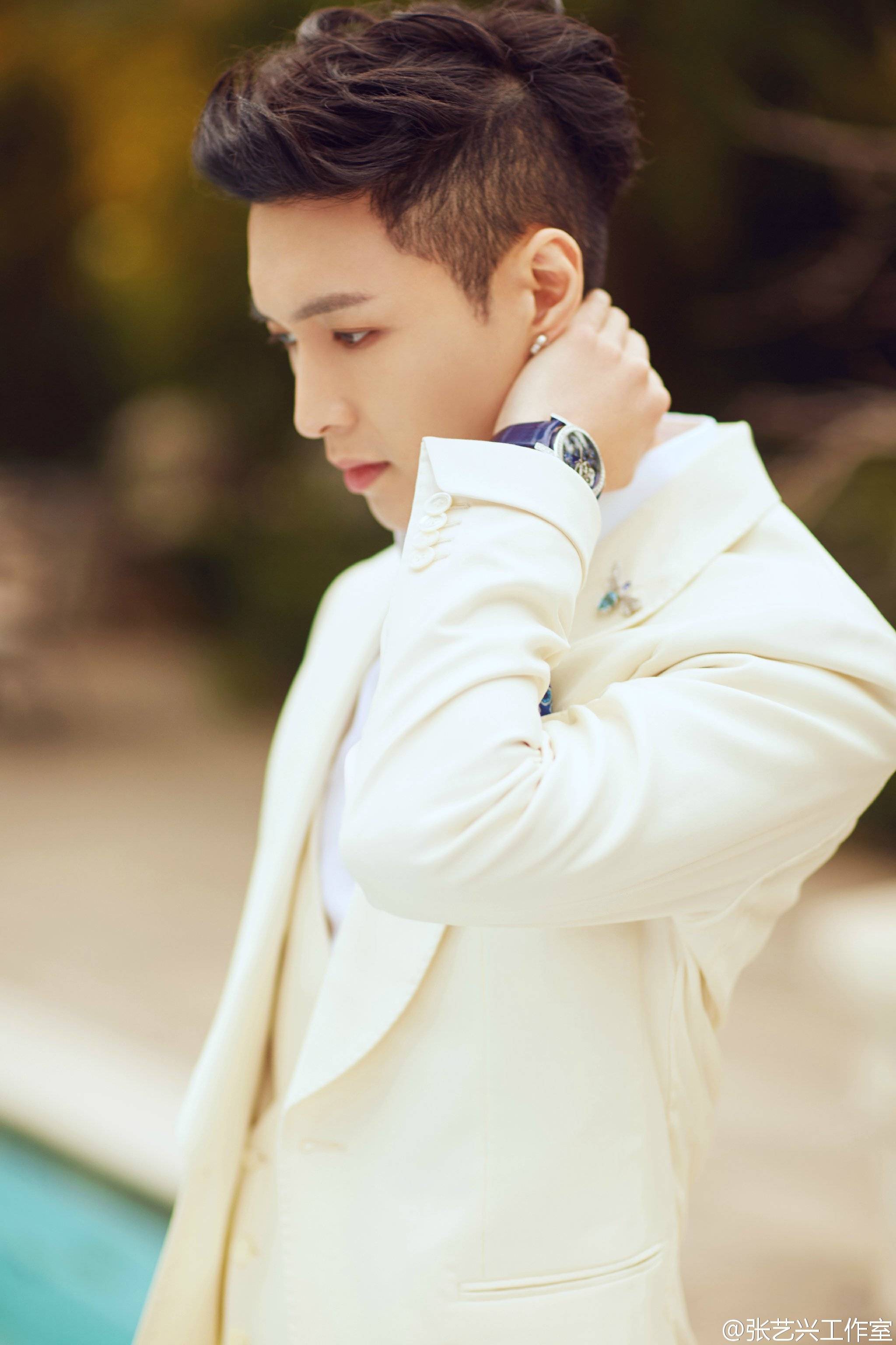  p>张艺兴(lay),1991年10月7日出生于湖南省长沙市,中国内地流行乐男