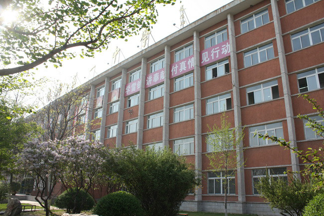  p>辽阳市第一中学位于辽阳市青年大街55号,创建于1949年,是一所汉藏