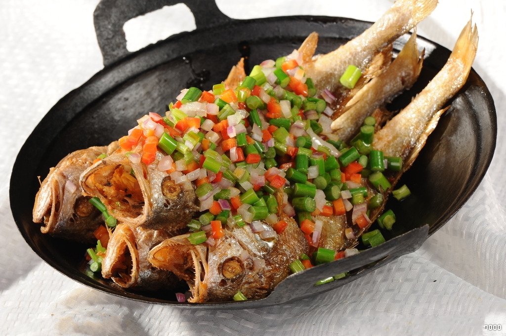  p>干锅小黄鱼,是一道家常菜,制作原料主要有小黄花鱼,鸡粉,淀粉,料酒