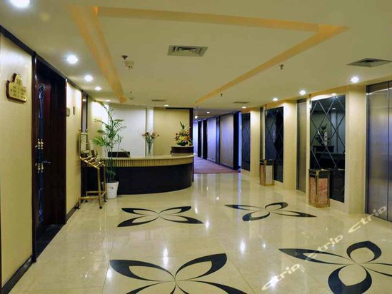  p>桂林观光酒店位于桂林市东南,四面风景怡人,交通十分便利,往机场只