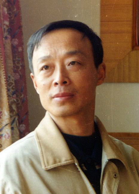 毕业于无锡书法艺专,师从著名书法家李百忍先生,斋号一苇书屋. /p>