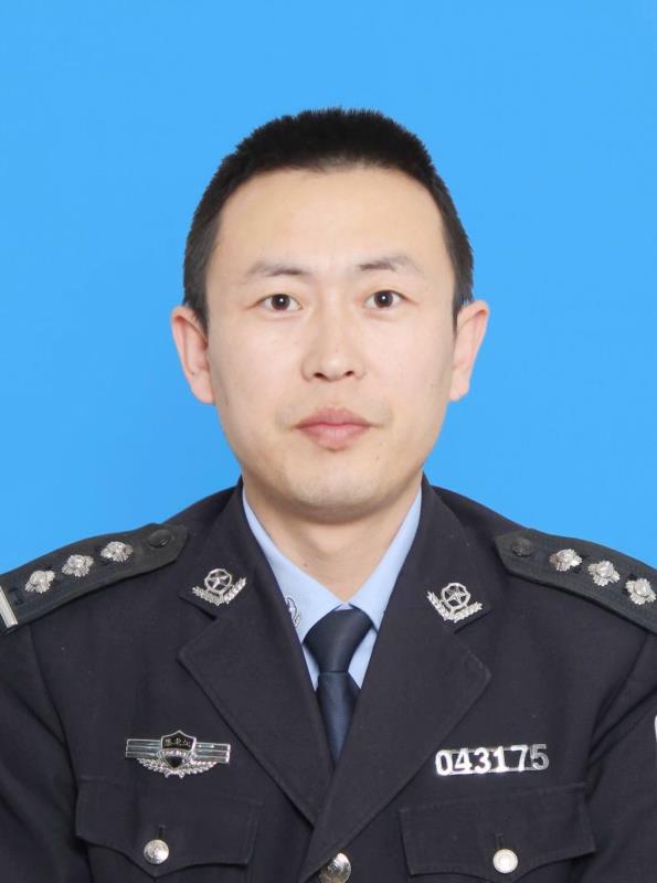  p data-id="gnasyd3gxx">原野,男,1977年2月出生,中共党员,二级警督