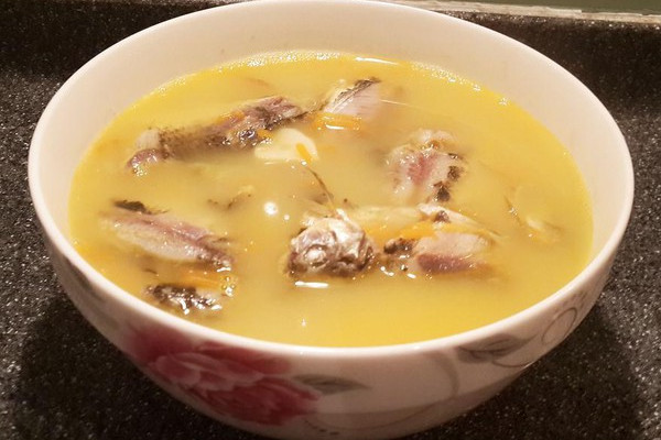 沙葛胡萝卜鲫鱼汤