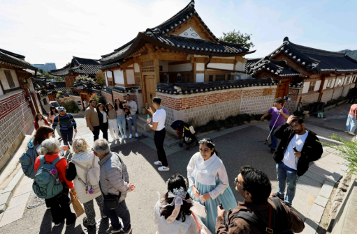 2024年10月20日拍摄的韩国首尔北村韩屋村街头景象