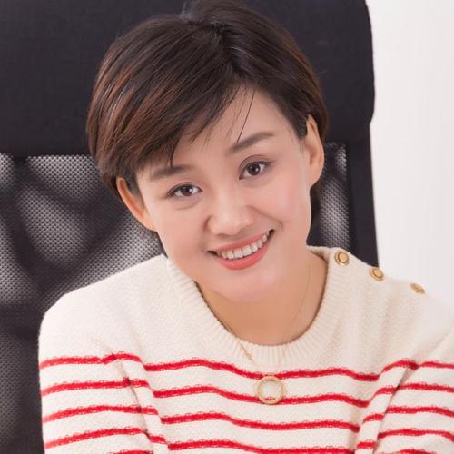 女,《杨威看世博》《杨威看亚青》《杨威看青奥》首席采访记者以及15