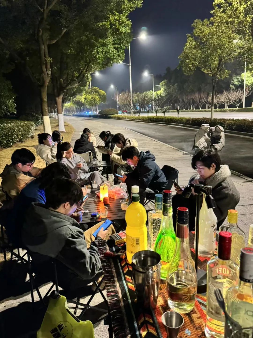 第一批摆摊卖酒的年轻人，再也不想上班了_百科TA说