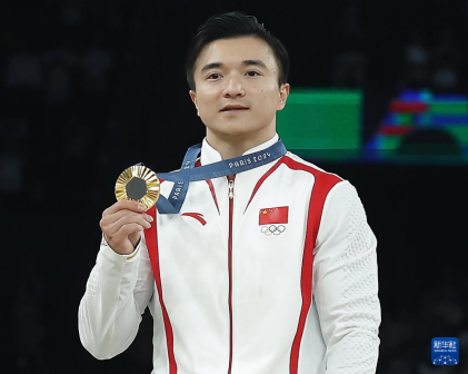 冠军中国选手刘洋在颁奖仪式上