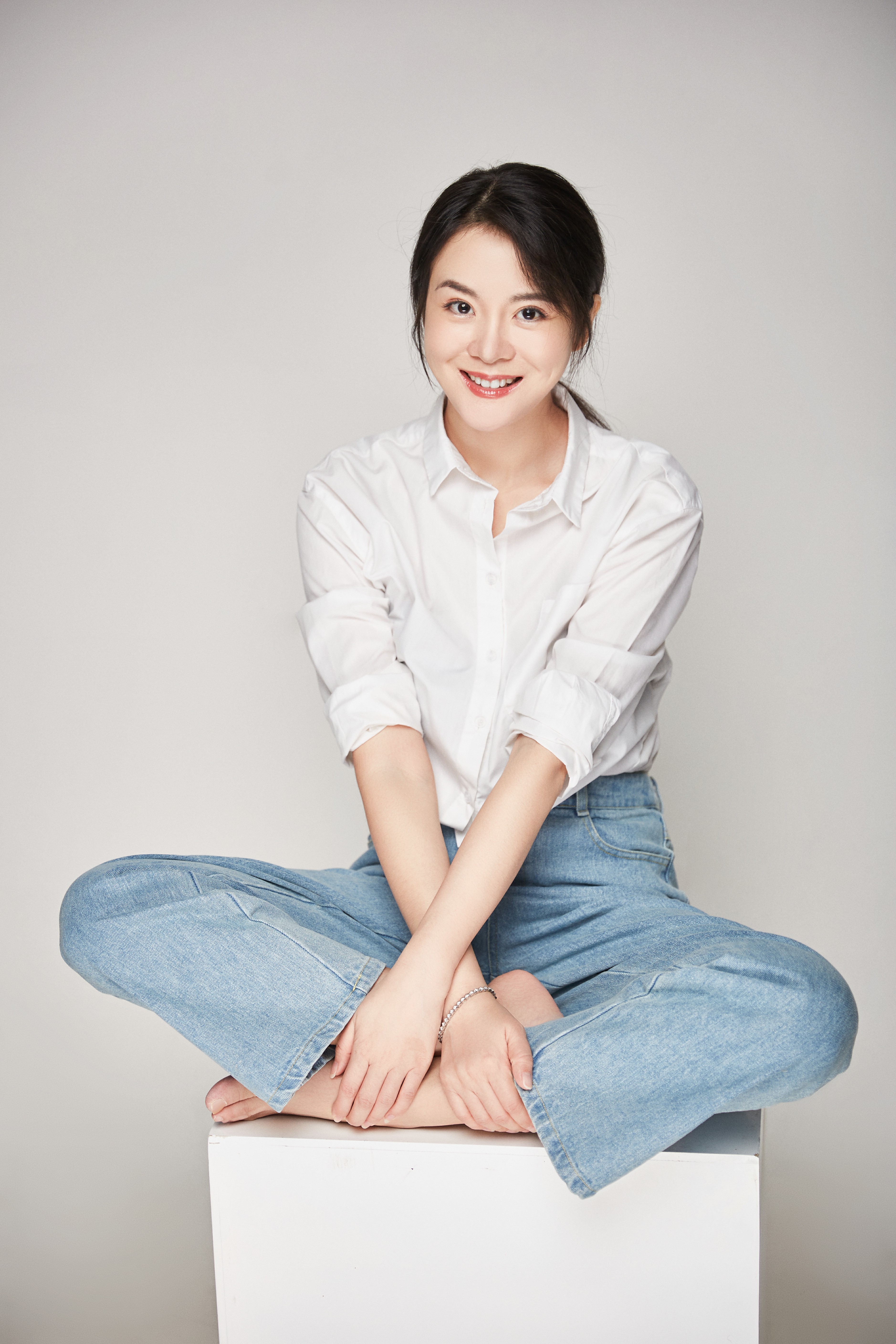  p>李鑫雨(英文名:cindy),本名:李欣雨,出生于陕西省,后移居中国香港