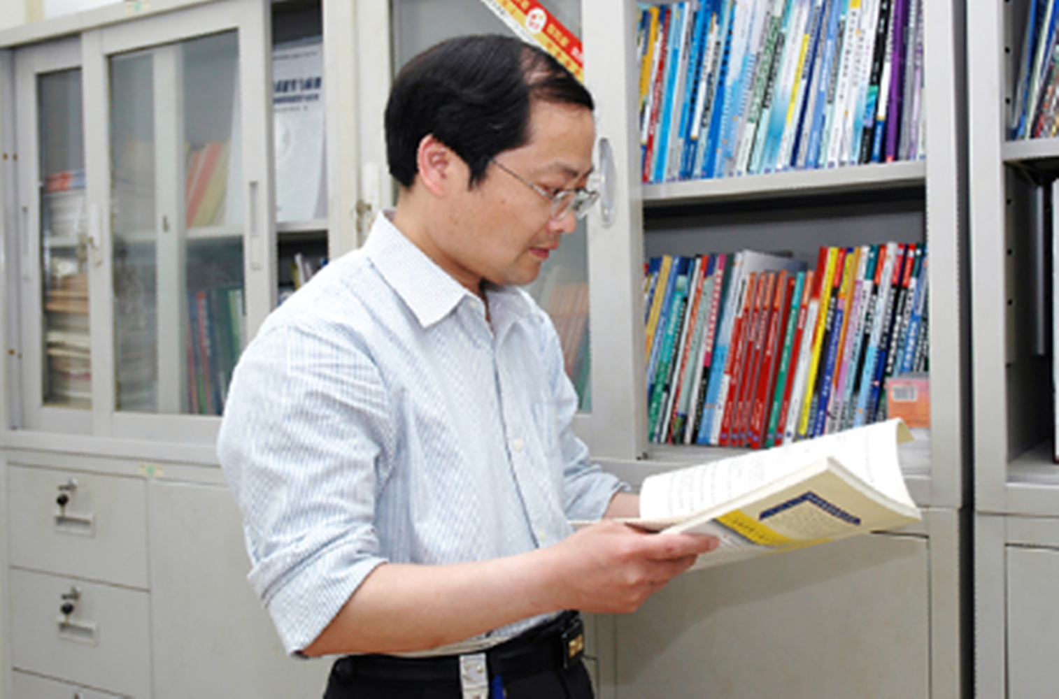  p data-id="go09gfhfz0">李鸿,男,1965年5月