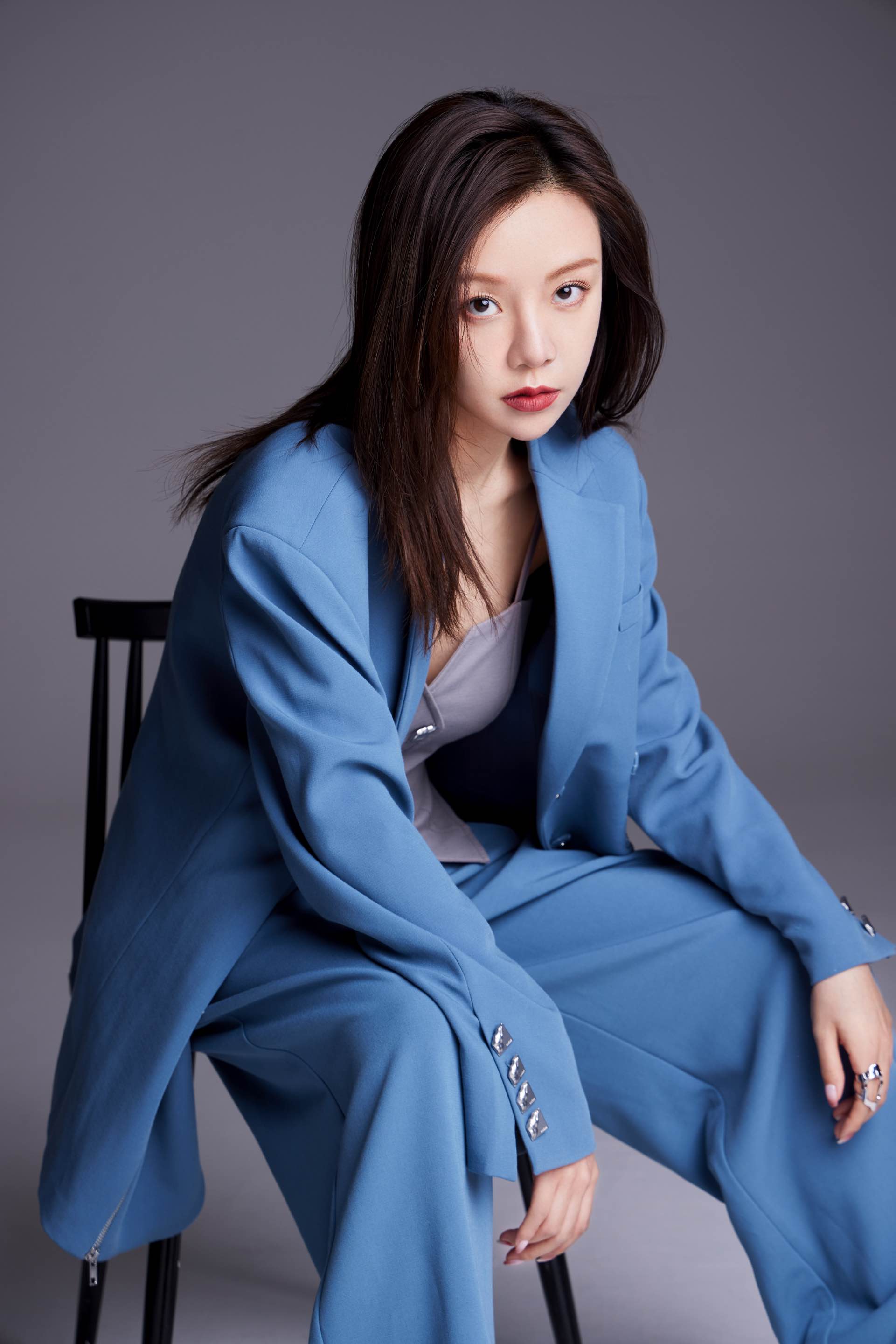 id="gnbsstmb1m">王弦,女,汉族,歌手,女中音歌唱家,全能型女音乐人