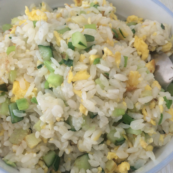  p>洋葱蛋炒饭是一道 a href="#" data-lemmaid="2903">简单 /a>的 a