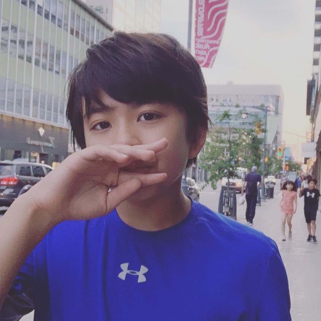  p>文梅森(mason),2007年3月21日出生,韩国童星,是个混血儿,妈妈是