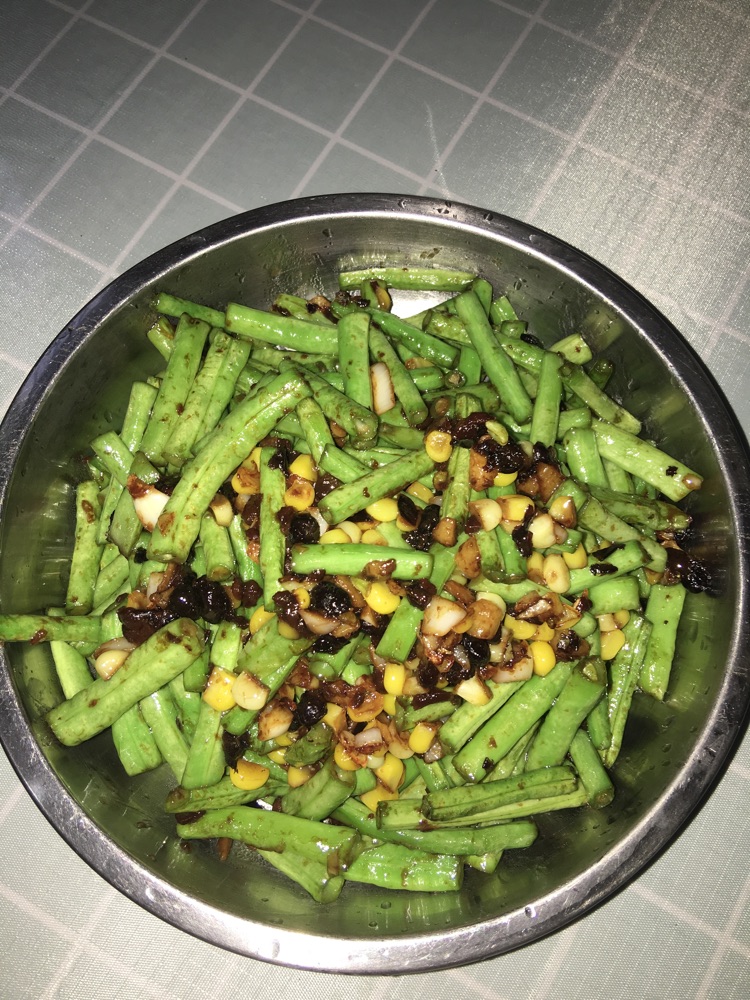  p>酱爆豆角是一道以豆酱,豆角,瘦肉为主要食材的家常菜. /p>