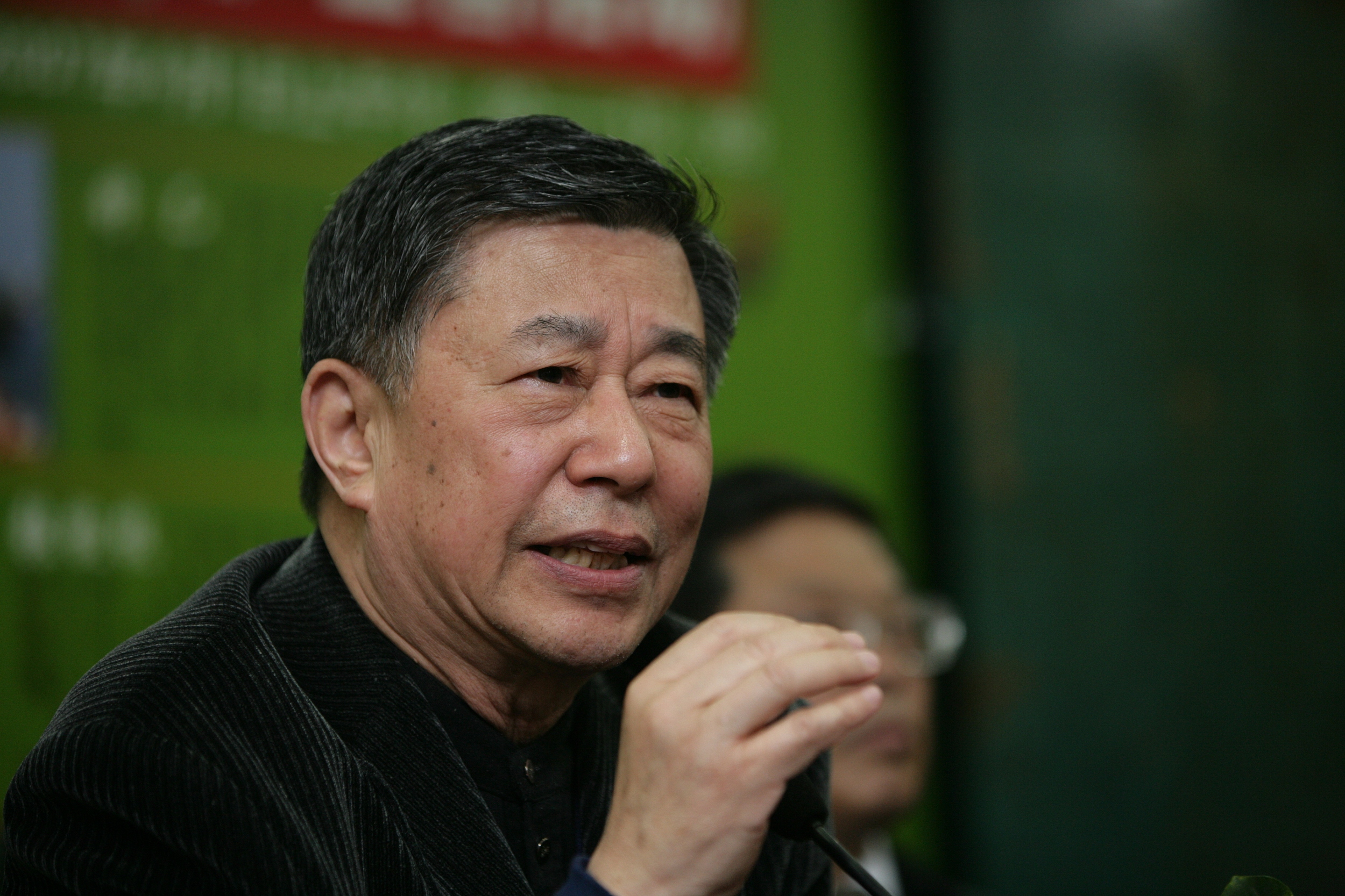 祖籍北京,满族,中共党员,中国当代作家,画家,工程师,中国现代文学家 a