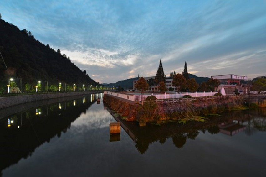  p>中和镇,隶属于湖南省长沙市浏阳市,地处 a target="_blank" href="