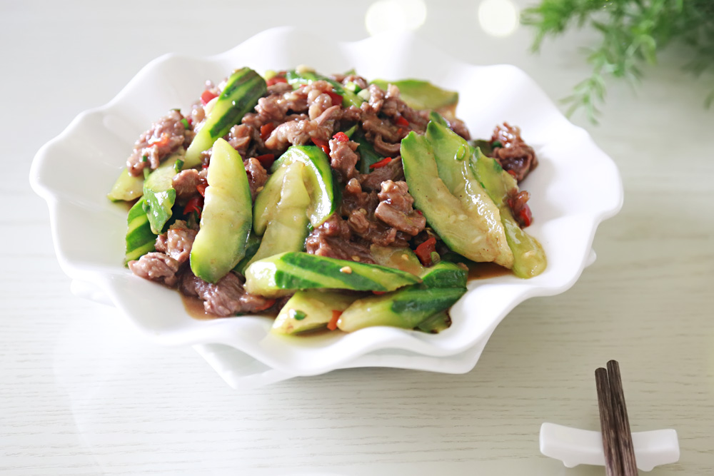  p>丝瓜炒肥牛是一道由肥牛肉,丝瓜,酱油,生粉,盐等食材制成的菜肴.