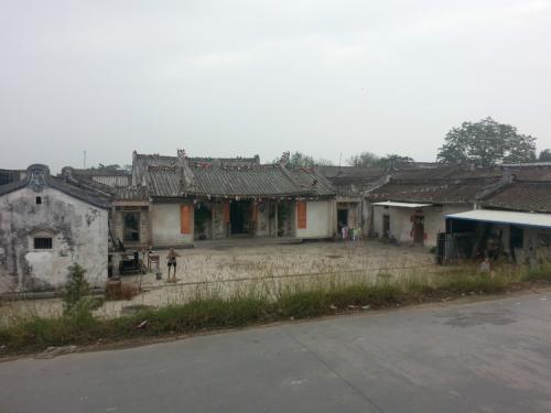  p>下山虎又名"双跑狮",是由三面房屋一面墙壁组成.