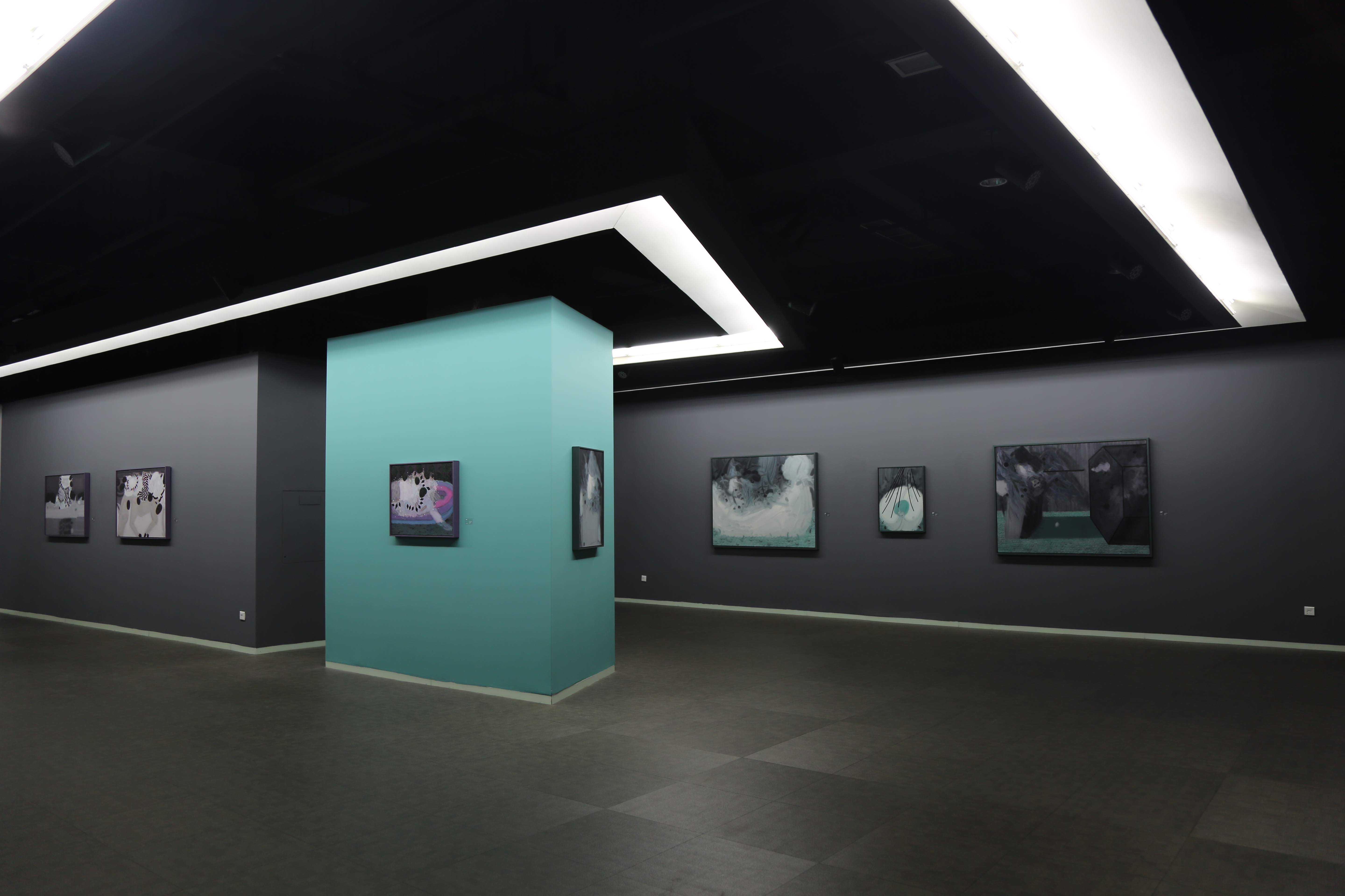 了了阁画廊(了了·艺术传播机构)1999年成立于四川成都,为经营原创