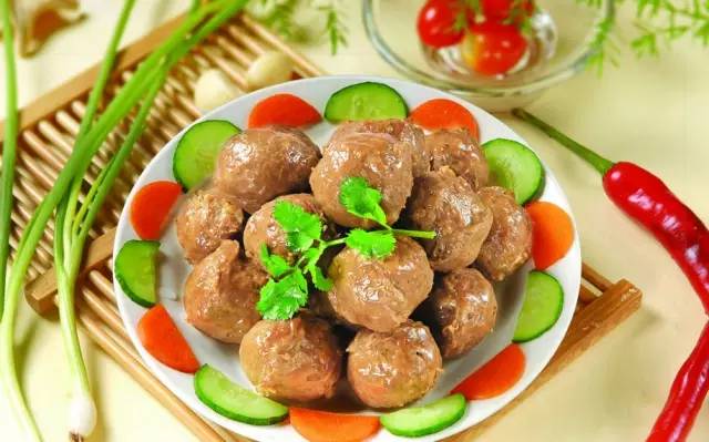  p data-id="gnws5hz5fw">蒙山肉丸是一道美食,主要原材料为猪肉. /p>