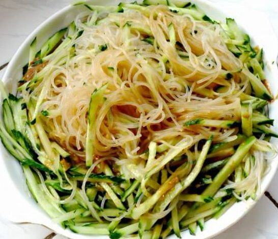  p>凉拌粉丝黄瓜是一道美味可口的传统凉菜,制作原料主要有蒜茸,酱油