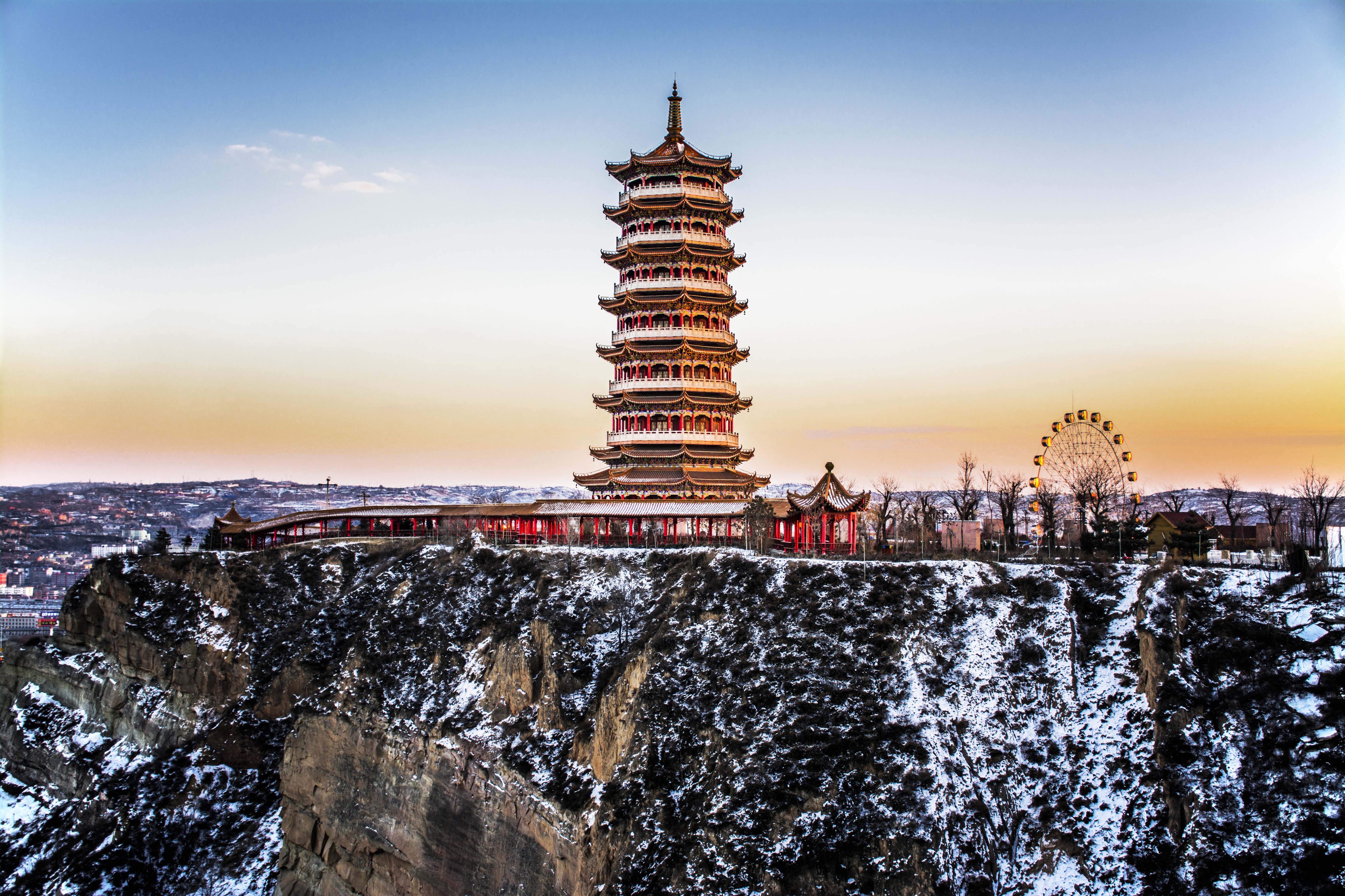 原名神龙山森林公园,是位于陕西省府谷县城所在地小河川西岸的公园