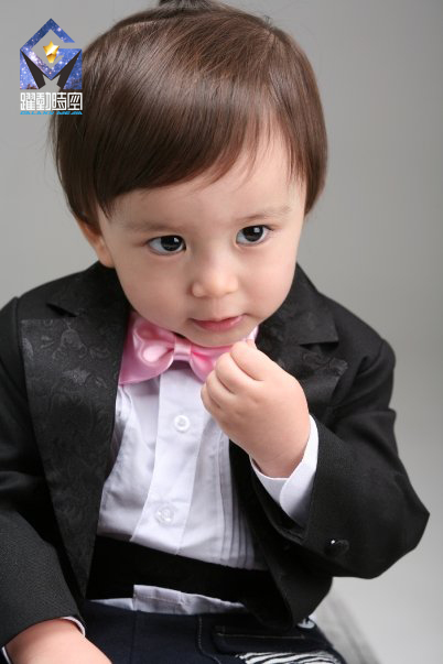  p>文梅森(mason),2007年3月21日出生,韩国童星,是个混血儿,妈妈是